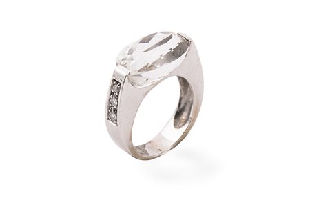 Anello con pietra ovale e 6 diamanti .Oro 18 Kti diamanti cti 0.30 c.ca Peso...