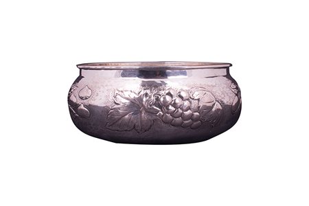 Ciotola. Motivi ciliegie a sbalzo. Argento 800/°°° gr. 400