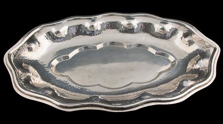 Piatto ovale con estremità acute. Argento 800/°°° gr. 680