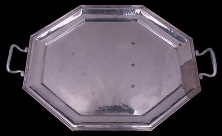 Vassoio ottagonale. Argento 800/°°° gr. 1.820. Lunghezza cm 60