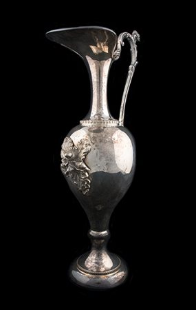 Brocca con manico e fiore applicato. Argento 800/°°° peso complessivo gr. 500.