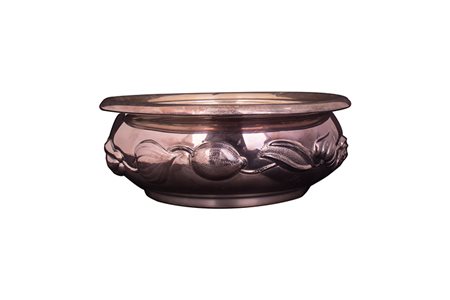 Ciotola con frutti sbalzati. Argento 800/°°° gr. 844