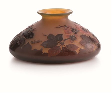 VASO IN VETRO CAMMEO, GALLÈ 1896-1900 a sagoma schiacciata con decoro...