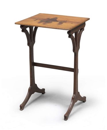 TAVOLINO IN ACERO, EMILE GALLÈ 1910 CIRCA con ripiano intarsiato in legni di...