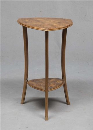 TAVOLINO IN ACERO, EMILE GALLÈ 1910 CIRCA a sagoma di cuore con ripiano...