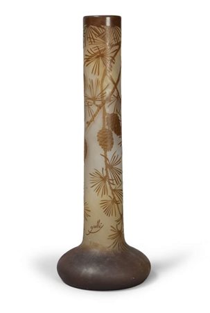 VASO EMILE GALLÈ ANNI '30 in vetro cammeo acidato a lungo fusto cilindrico...