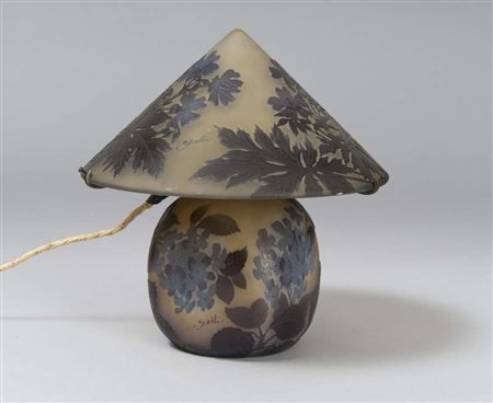 LAMPADA IN VETRO, EMIL GALLÈ 1900 CIRCA con decori floreali a cammeo. Firma...