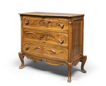 COMÓ IN NOCE, PERIODO DEL LIBERTY con fronte a tre cassetti scolpiti a...