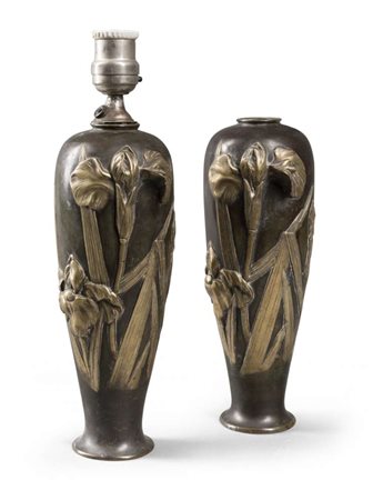 UN VASO E UN PORTALAMPADE, PERIODO LIBERTY in bronzo e bronzo dorato con...