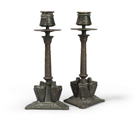 COPPIA DI CANDELABRI IN BRONZO, XX SECOLO con decori in stile egiziano. h....