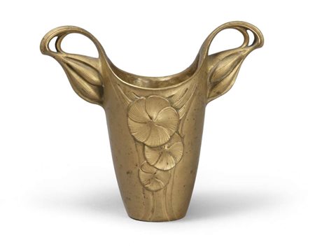 PICCOLO VASO IN BRONZO DORATO, STILE LIBERTY con decoro floreale al centro e...