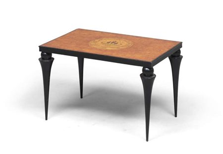 TAVOLINO DA SALOTTO 1930-40 con ripiano in radica di tuja con al centro...