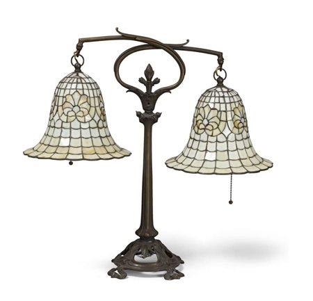 LAMPADA DA SCRIVANIA, STILE TIFFANY PRIMI '900 con corpo in metallo brunito a...