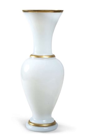 GRANDE VASO IN VETRO OPALINO BIANCO, INIZI XX SECOLO con dorature ai bordi....