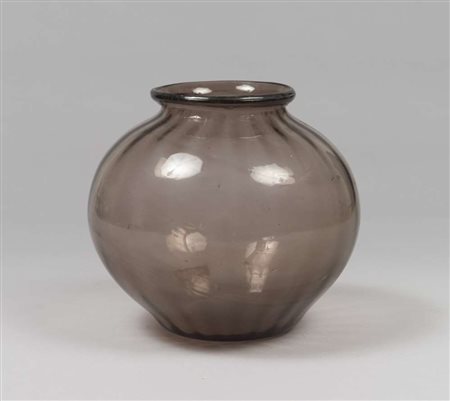 VASO IN VETRO SOFFIATO, MURANO PRIMI '900 a sagoma sferica con fondo color...