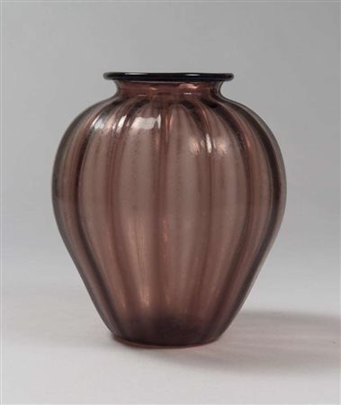 VASO IN VETRO SOFFIATO, MURANO PRIMI '900 a sagoma sferica costolata, con...