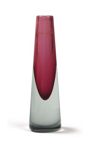 PICCOLO VASO, MURANO XX SECOLO in vetro sommerso color porpora. Misure cm. 20...