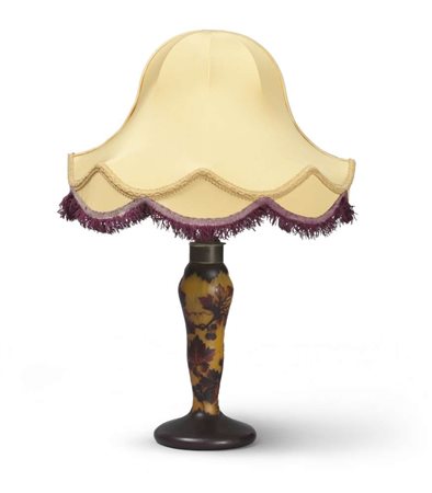 LAMPADA DA TAVOLO, PRIMI '900 decorata con foglie e tralci d'uva. Base...