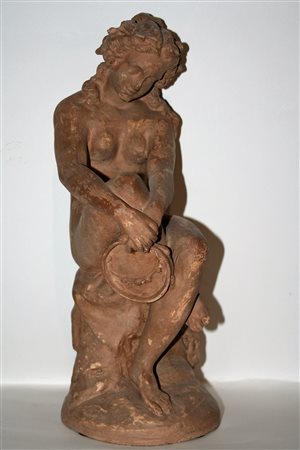 Terracotta sec XX Donna seduta con tamburello cm 23