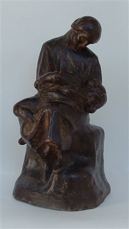 Peluso (Lecce) Donna con bambino Terracotta a patina scura cm 23 (firmata)