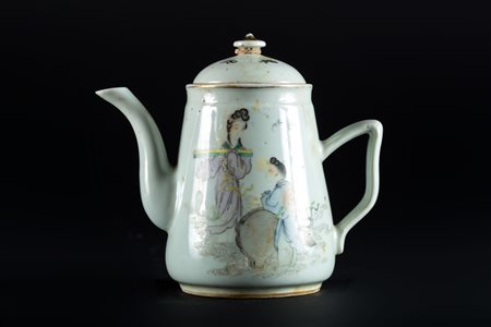 Arte Cinese Teiera in porcellana dipinta con dame in esterno ed iscrizioni...