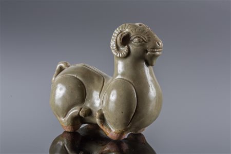 Arte Cinese Figura di ariete in ceramica con invetriatura celadon Cina,...