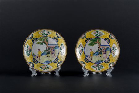 Arte Cinese Coppia di piatti in rame smaltato decorati con soggetto europeo...