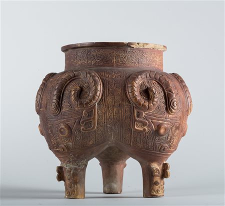 Arte Cinese Modello di vaso arcaico in terracotta decorato con corna di...