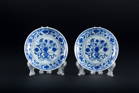 Arte Cinese Coppia di piattini in porcellana bianco/blu dipinti a motivo...