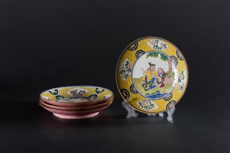 Arte Cinese Set di quattro piatti in rame smaltato decorati con soggetto...