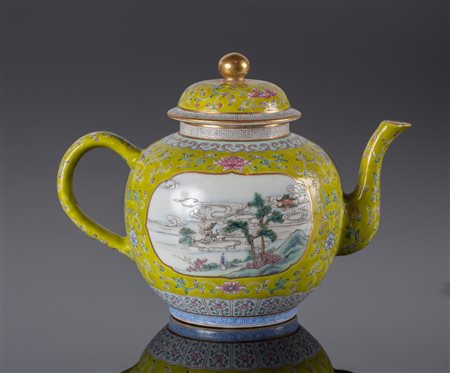 Arte Cinese Rarissima teiera imperiale in porcellana famiglia rosa su sfondo...