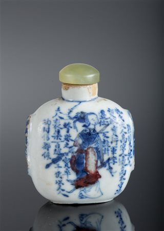 Arte Cinese Tabacchiera in porcellana dipinta con dame ed iscrizione in blu e...