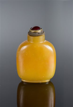 Arte Cinese Tabacchiera in pietra gialla, forse tianhuang, completa di tappo...