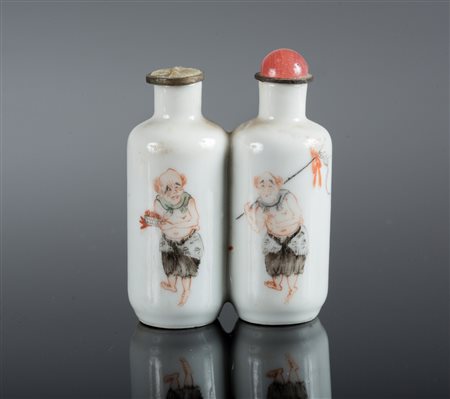 Arte Cinese Doppia tabacchiera in porcellana dipinta con demoni e guerrieri....