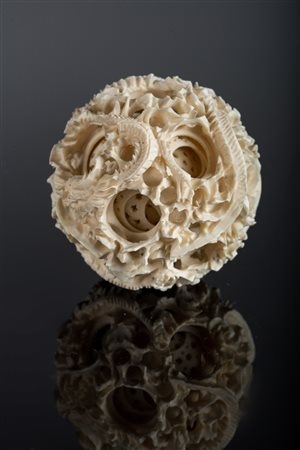 Arte Cinese Palla in avorio scolpito con dragoni Cina, dinastia Qing, XIX...