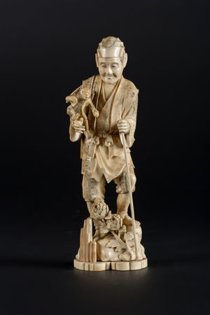 Arte Cinese Okimono in avorio raffigurante un uomo con una scimmia Giappone,...