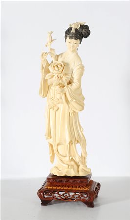 Arte Cinese Intaglio in avorio raffigurante Guanyin Cina, XIX secolo . . Cm...