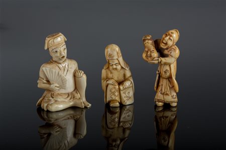Arte Giapponese Tre netsuke in avorio raffiguranti personaggi Giappone, XIX...