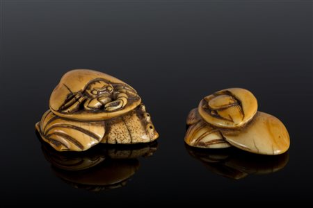 Arte Giapponese Due netsuké in avorio raffiguranti conchiglie e granchi...