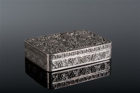 Arte Cinese Scatola in argento repoussè decorata con scoiattoli tra viticci...