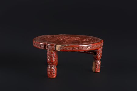 Arte Cinese Stand in lacca rossa intagliato a motivo vegetale Giappone, XVII...