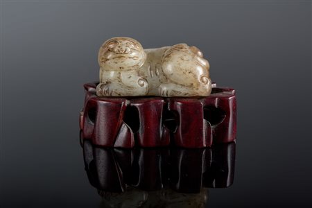 Arte Cinese Intaglio in giada raffigurante un leone con base in legno Cina,...