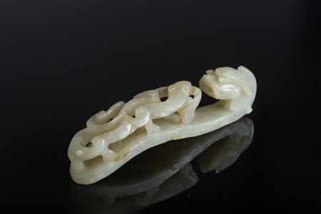 Arte Cinese Fibbia in giada sagomata a chilong Cina, dinastia Qing, XIX...