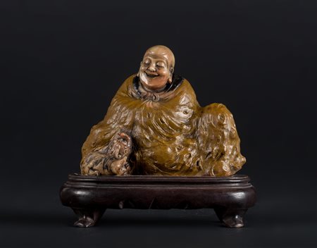 Arte Cinese Intaglio in saponaria raffigurante un lohan su base in legno...