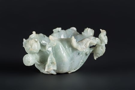 Arte Cinese Coppa in giadeite intagliata con pesci Cina, fine XIX - inizi XX...