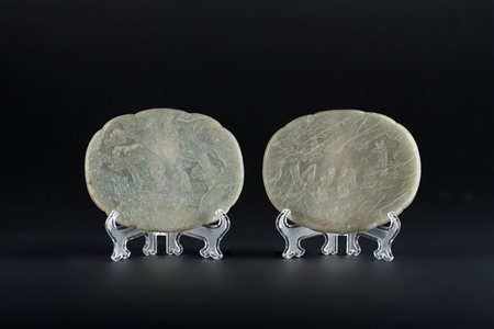 Arte Cinese Coppia di placche in giada raffiguranti personaggi in un...