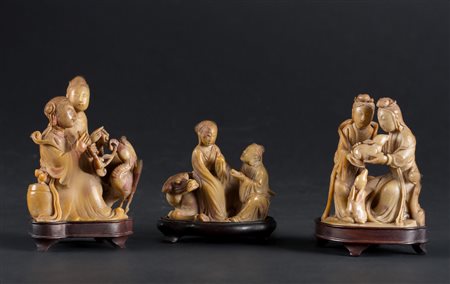 Arte Cinese Lotto di tre intagli in pietra saponaria con base in legno Cina,...