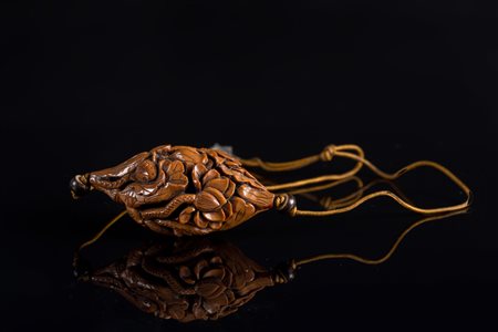 Arte Cinese Guscio di noce scolpito Cina, dinastia Qing, XIX secolo . -. Cm...