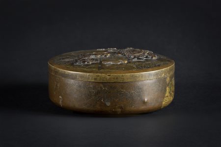 Arte Giapponese Scatola circolare in ottone decorata in rilievo con due...