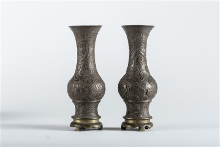 Arte Cinese Coppia di piccole bottiglie in bronzo raffiguranti dragoni alla...